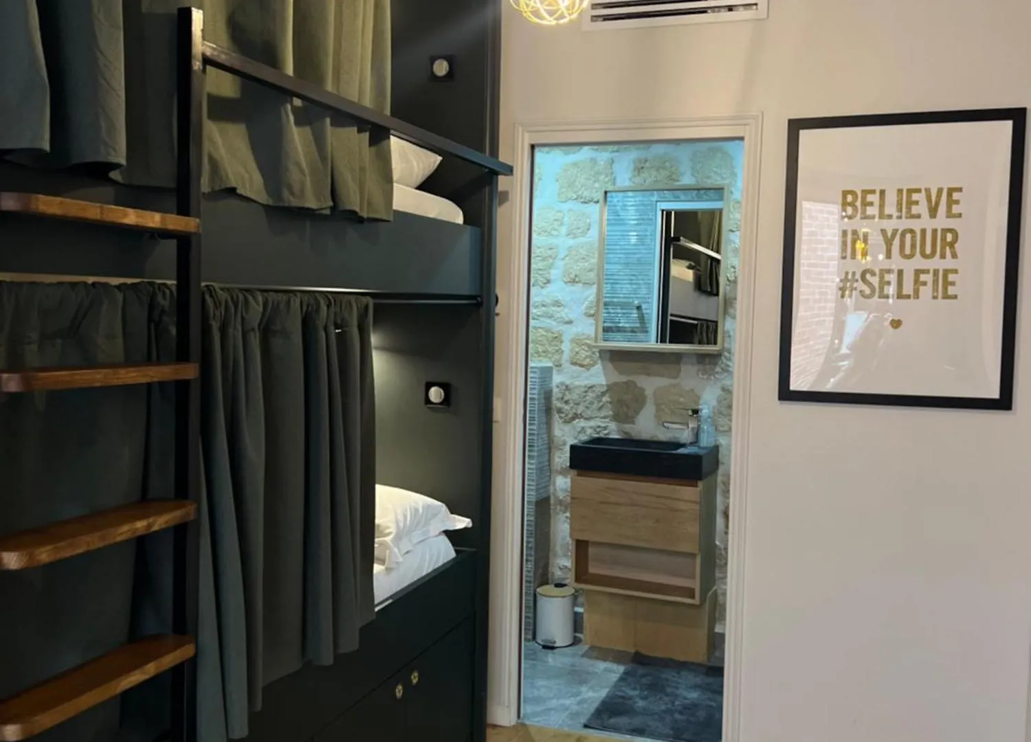 Fraternity-Hotel Paris France